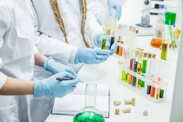 Female scientists in lab — Stock Photo, Image