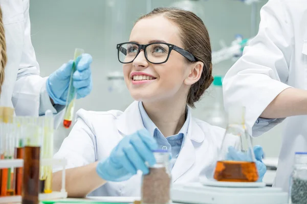 Scienziata in laboratorio — Foto Stock