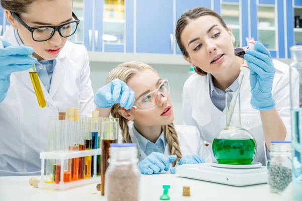 Scienziate in laboratorio — Foto Stock