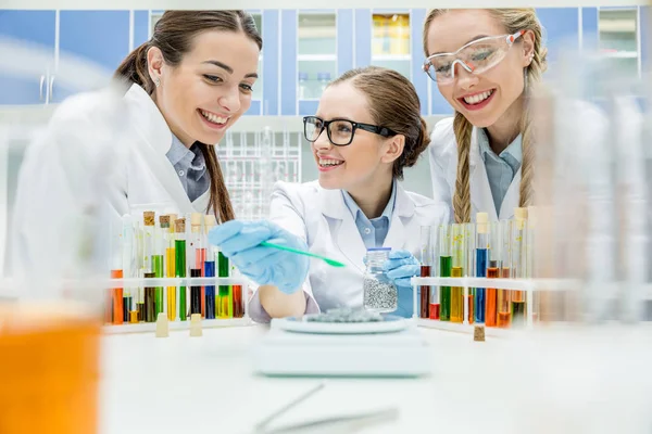 Científicas en laboratorio — Foto de Stock