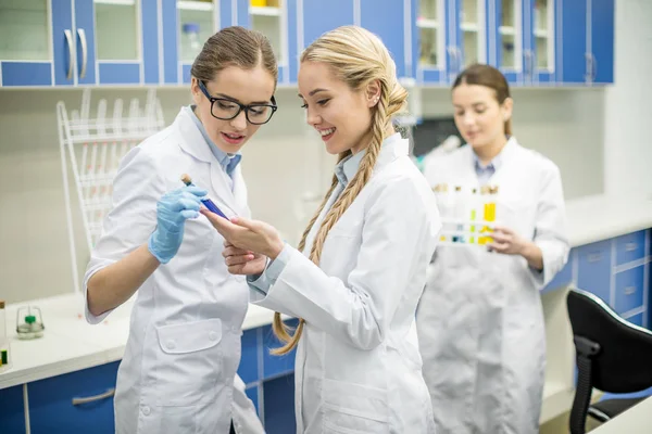 Kobiety-naukowcy w laboratorium — Zdjęcie stockowe