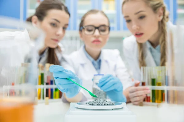 Científicas en laboratorio — Foto de Stock