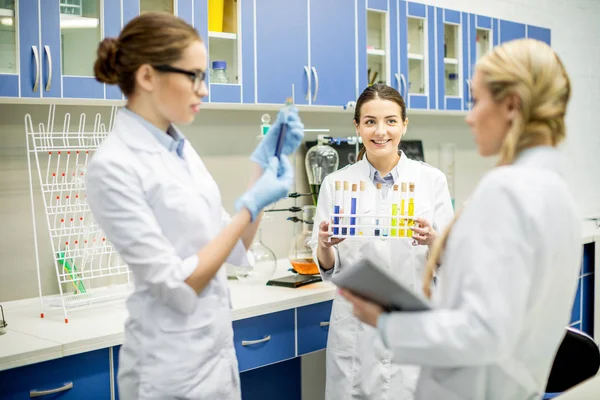 Científicas en laboratorio — Foto de Stock