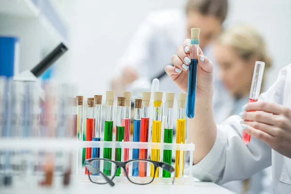 Científica femenina en laboratorio —  Fotos de Stock