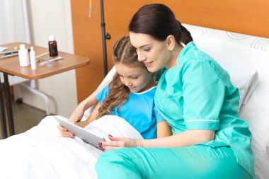 Doktor ve dijital tablet ile kız 