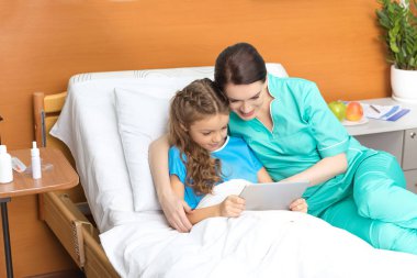 Doktor ve dijital tablet ile kız 