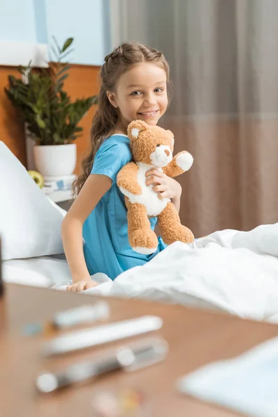 Kleine Patientin mit Teddybär — Stockfoto