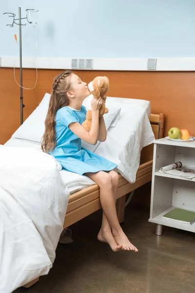 Little patient with teddy bear — Stock Photo, Image
