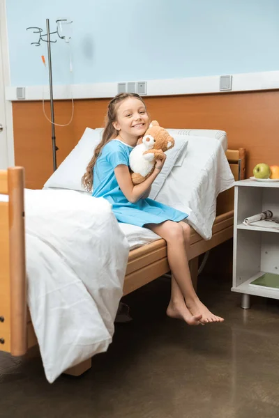 Little patient with teddy bear — Stock Photo, Image