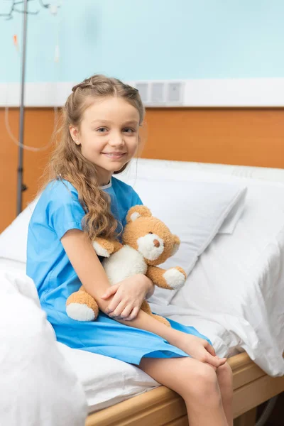 Pequeña paciente con oso de peluche — Foto de Stock