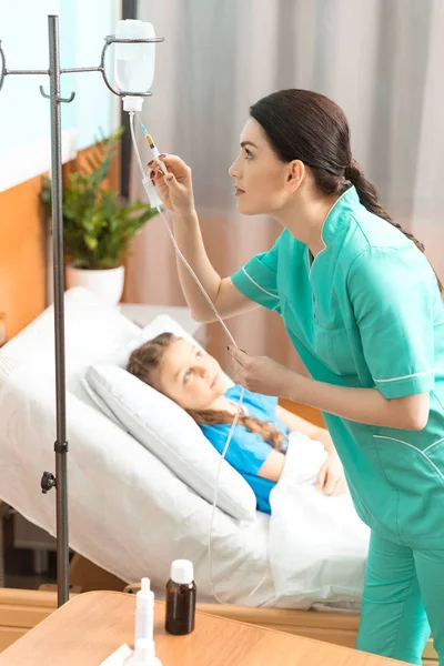 Doctor with drop counter — Stock Photo, Image