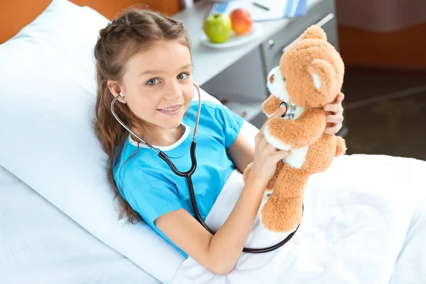 Patient avec stéthoscope et ours en peluche — Photo