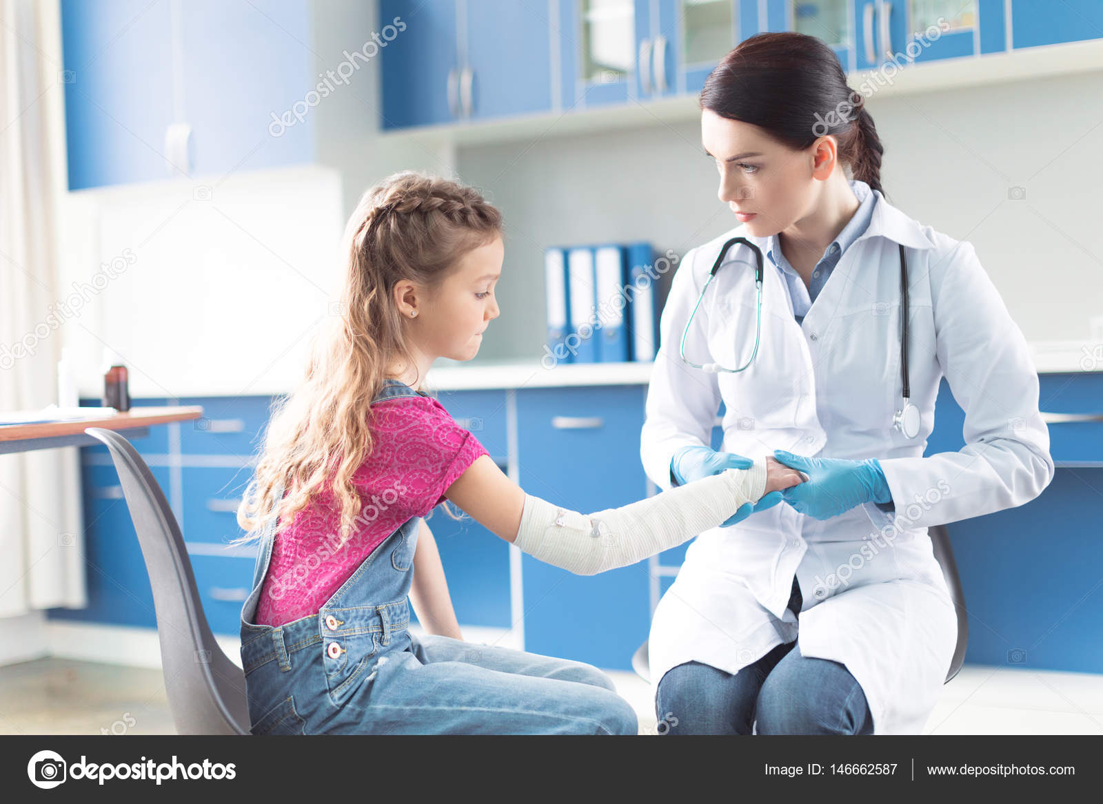 врач помогает людям картинка. Examined by the doctor. врач и пациентка. помощь врача при переломе. девочка у врача.