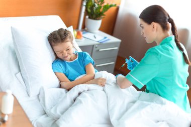 Doktor hastaya enjeksiyon yapıyor 