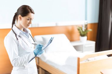 Genç kadın doktor pano ile