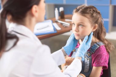 Küçük kız doktoru ziyaret ediyor.