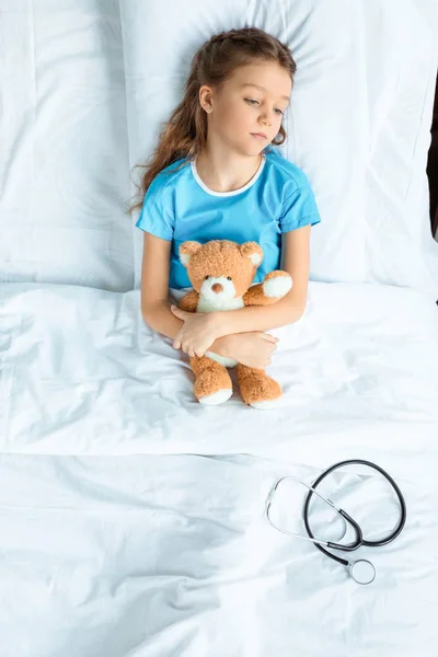 Patient with teddy bear — Stock Photo, Image