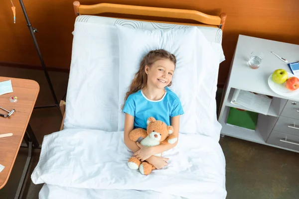 Patient with teddy bear — Stock Photo, Image