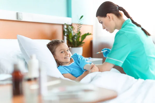 Doctor doing injection to patient — Stock Photo, Image