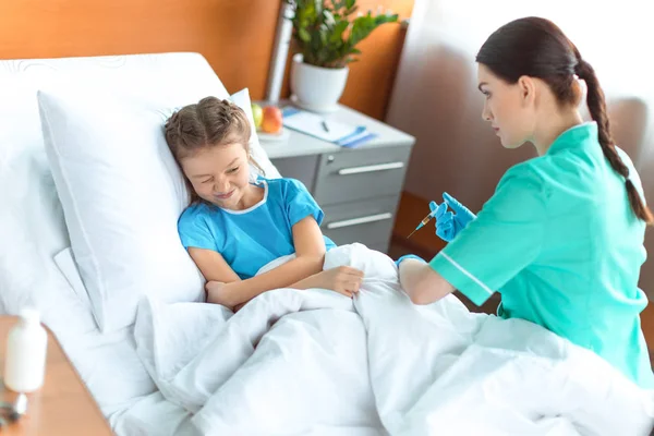 Médico fazendo injeção ao paciente — Fotografia de Stock