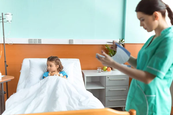 Κορίτσι και νοσοκόμα σε νοσοκομείο — Φωτογραφία Αρχείου