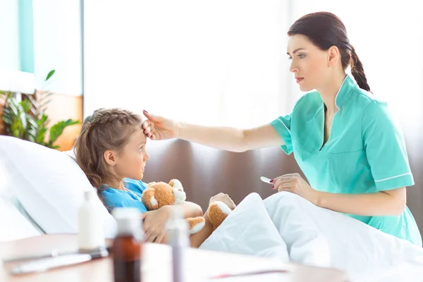 Niña y enfermera en el hospital — Foto de Stock