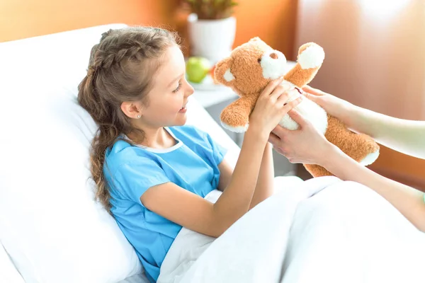 Meisje en verpleegster in het ziekenhuis — Stockfoto