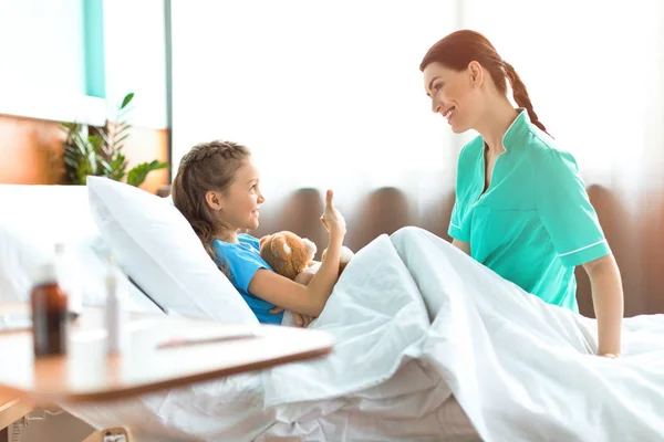 Meisje en verpleegster in het ziekenhuis — Stockfoto