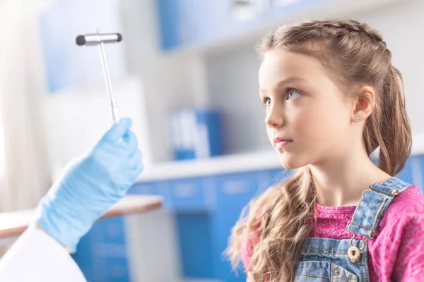 Μικρό κορίτσι επισκέπτεται γιατρό — Φωτογραφία Αρχείου