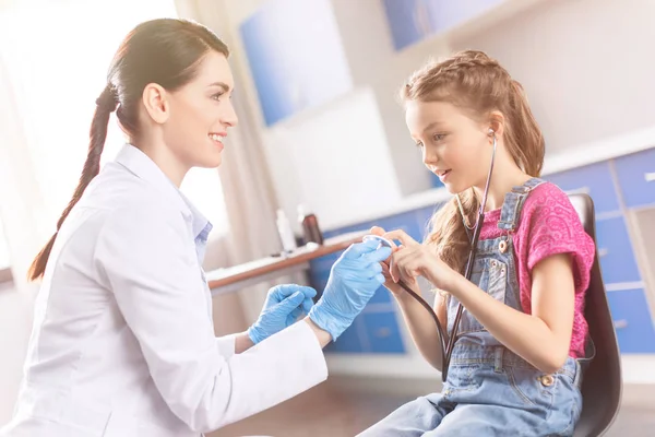 Niña visitando al doctor — Foto de Stock