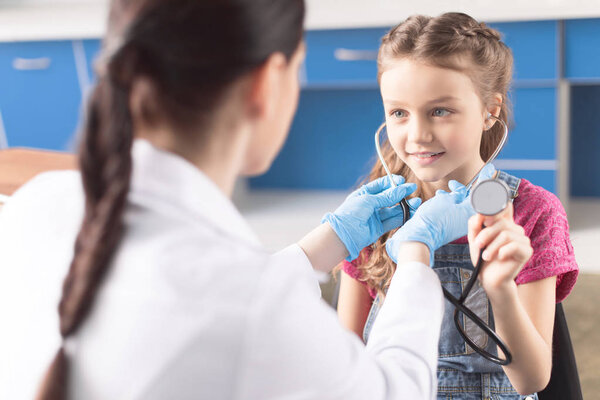 Маленькая девочка посещает врача
