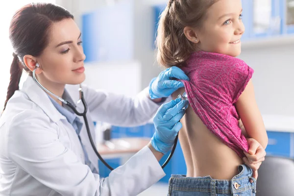 Meisje op bezoek bij dokter — Stockfoto