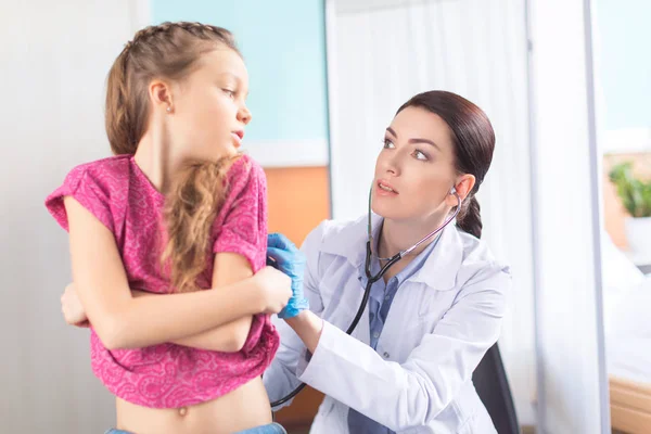 Niña visitando al doctor —  Fotos de Stock