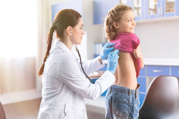 Meisje op bezoek bij dokter — Stockfoto