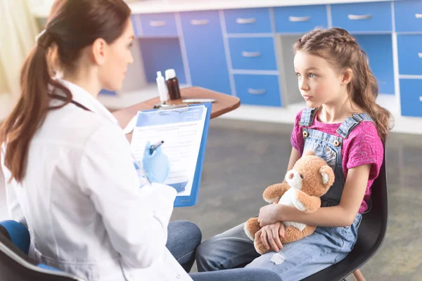 Μικρό κορίτσι επισκέπτεται γιατρό — Φωτογραφία Αρχείου