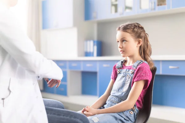 Маленькая девочка посещает врача — стоковое фото