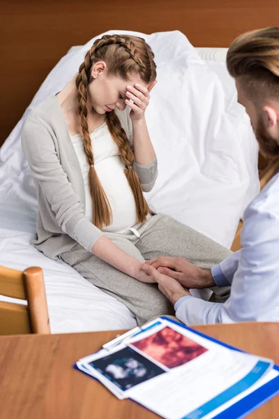 Doctor and upset pregnant woman — Stock Photo, Image