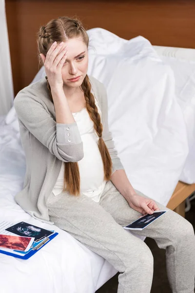 Upset pregnant woman — Stock Photo, Image