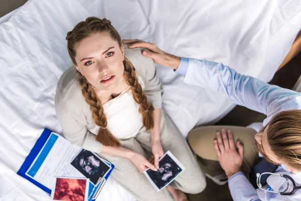 Médico y mujer con ecografías — Foto de Stock