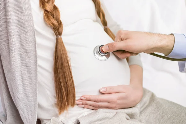 Az orvos terhes nőt vizsgál — Stock Fotó