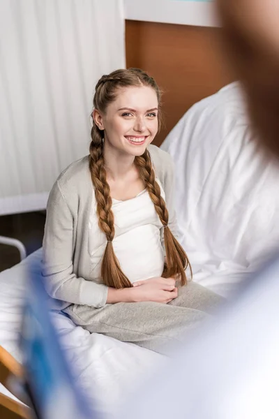 Terhes nő a kórházban — Stock Fotó