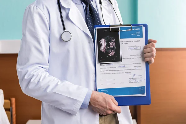 Médico segurando prancheta — Fotografia de Stock