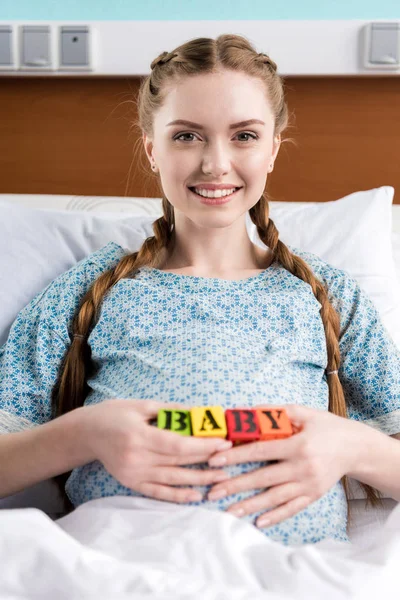 Pregnant woman with baby cubes — Free Stock Photo