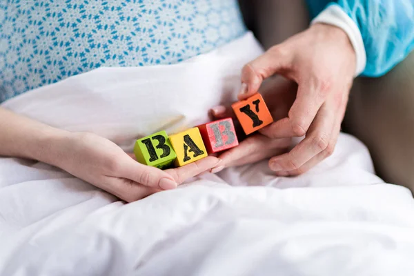 Donna incinta con cubi per bambini — Foto Stock