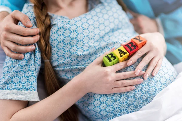 Mulher grávida com palavra bebê — Fotografia de Stock