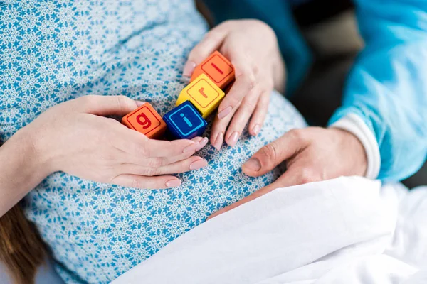 Mujer embarazada con palabra NIÑA — Foto de Stock