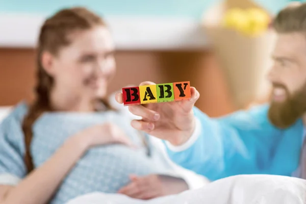 Hombre con palabra bebé —  Fotos de Stock