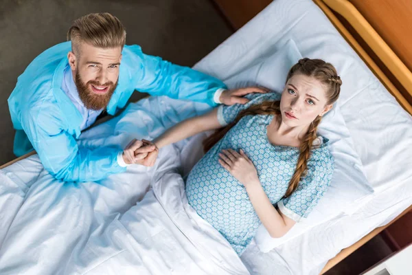 Donna incinta con marito — Foto Stock