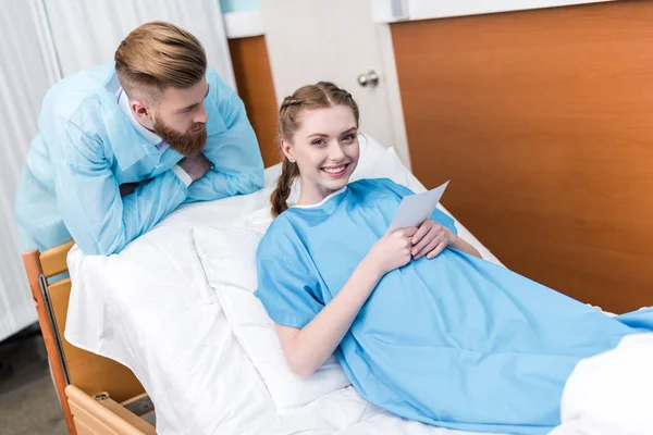 Pregnant woman holding sonogram — Stock Photo, Image