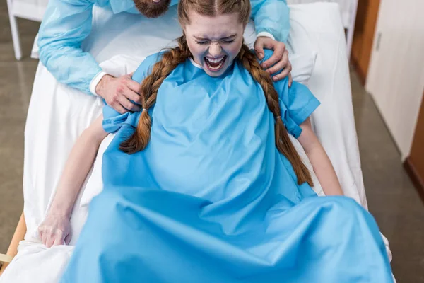 Pregnant woman giving birth — Stock Photo, Image